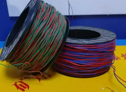 临河放炮线的主要材质有哪些？不同材质的适用场景有何区别？